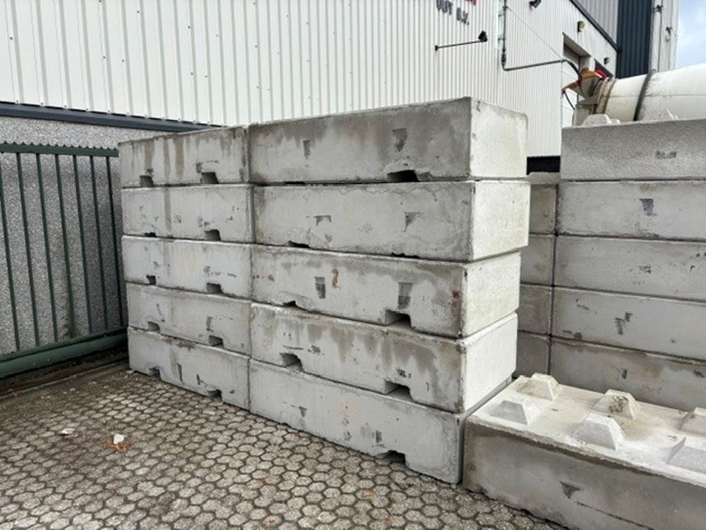 Stapelblok 160x80x40cm zonder noppen en met lepeluitsparing detail image 1