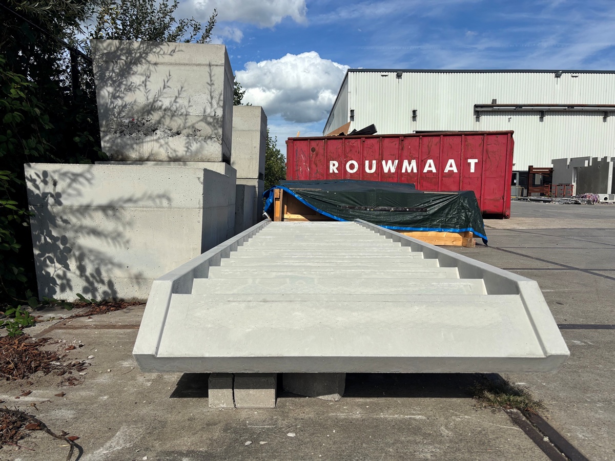 Tweede kans Prefab betontrap met bomen 16 treden, 120 cm breed