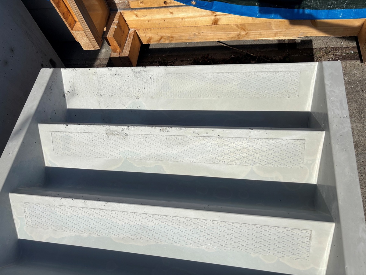 Tweede kans Prefab betontrap met bomen 16 treden, 120 cm breed 1