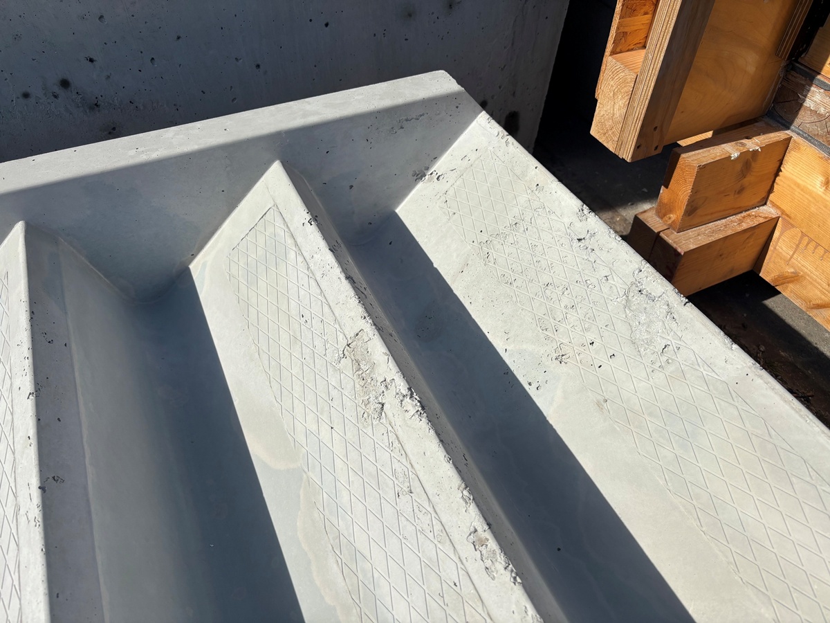 Tweede kans Prefab betontrap met bomen 16 treden, 120 cm breed 3