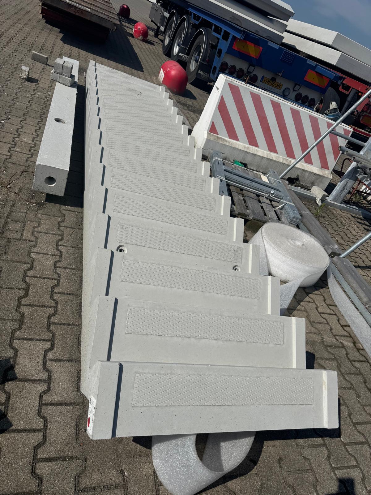 Tweede kans trap met schrobranden, 16 treden, 1000mm breed