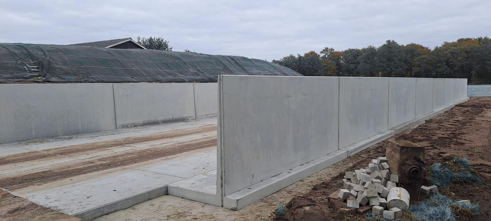 Mestbak 2700x2850mm, 1500mm hoog met Keerwanden en betonvloer 2