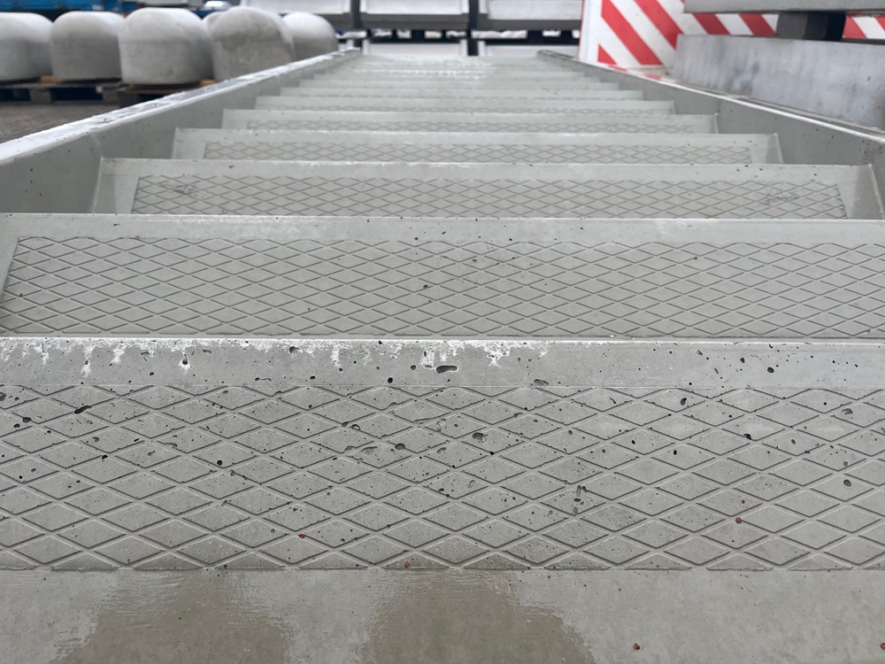 Trap met bomen, 16 treden, 1180 breed detail image 4