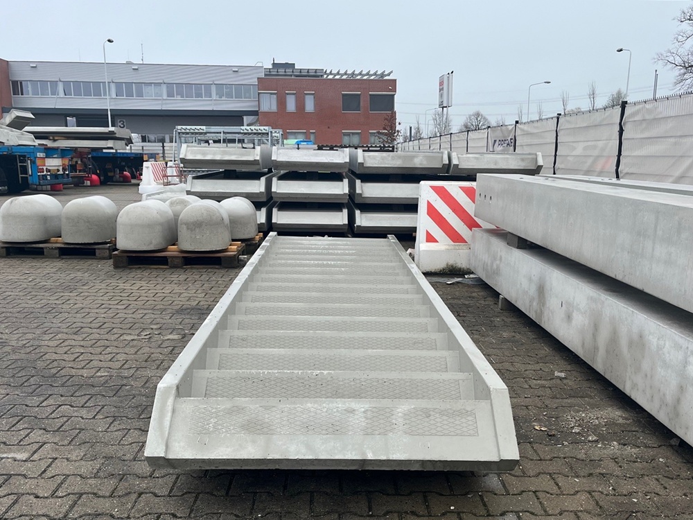 Trap met bomen, 16 treden, 1180 breed